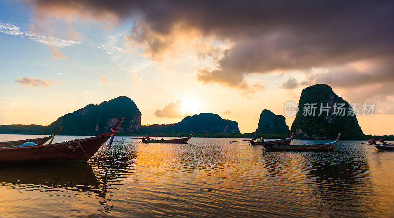 美丽的日落在热带海洋与长尾船在泰国南部