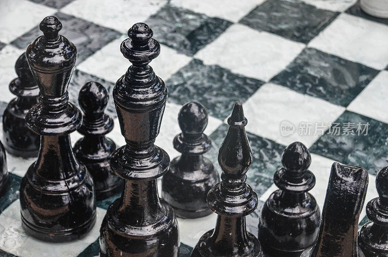 象棋棋盘上的黑色棋子