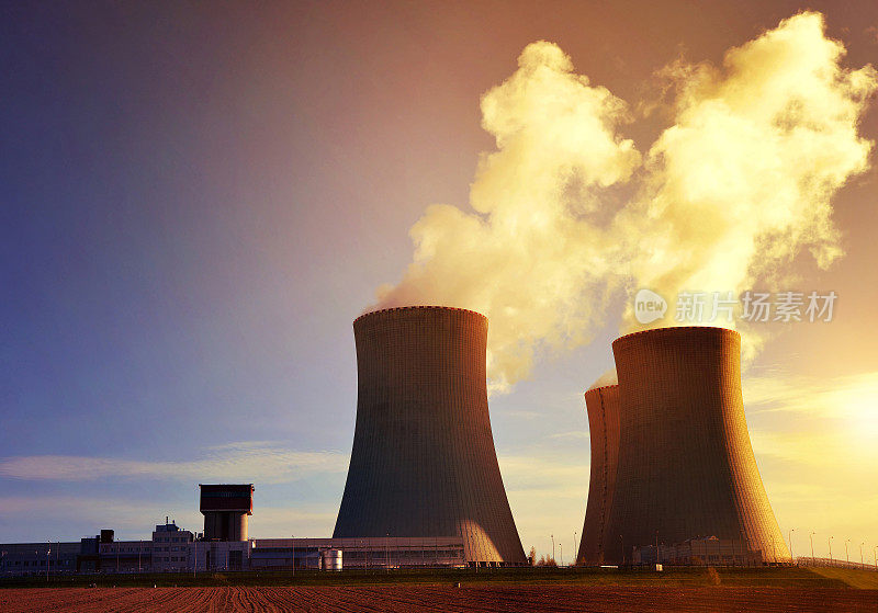 日出时的特梅林核电站。