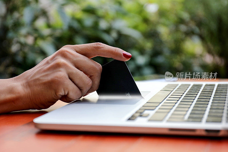 女人用笔记本电脑在网上购物