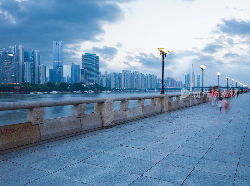 中国广州珠江，滨江摩天大楼。
