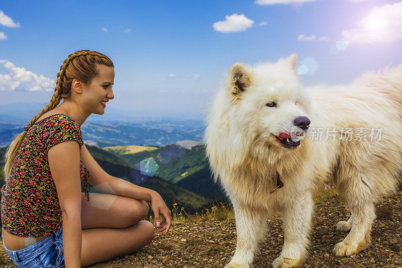 女孩和狗，山和天空