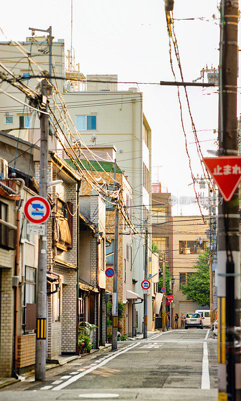 带有交通标志的京都小住宅后街