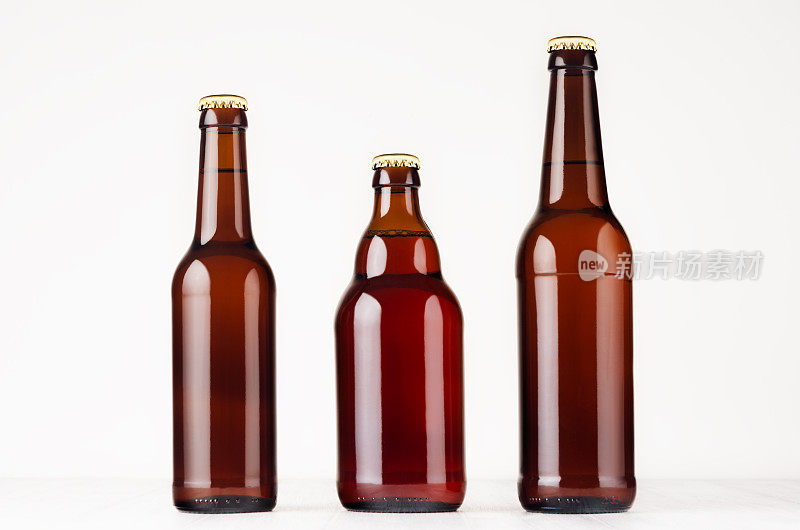 一套不同的棕色啤酒瓶500ml和330ml的模拟。