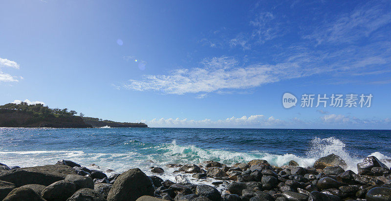 夏威夷大岛的海浪冲击着熔岩岩石