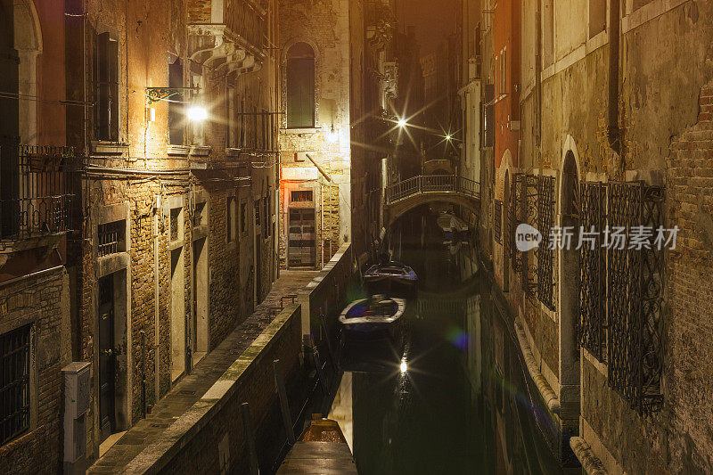 意大利威尼斯的夜间运河