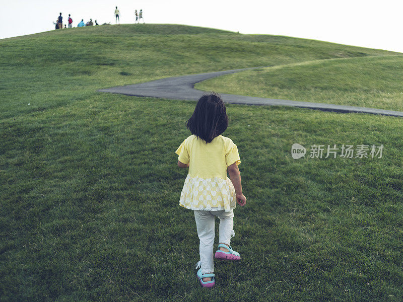 小女孩在煤气厂停车场跑步