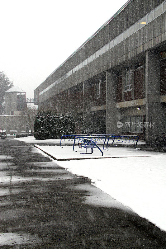 雪和学校