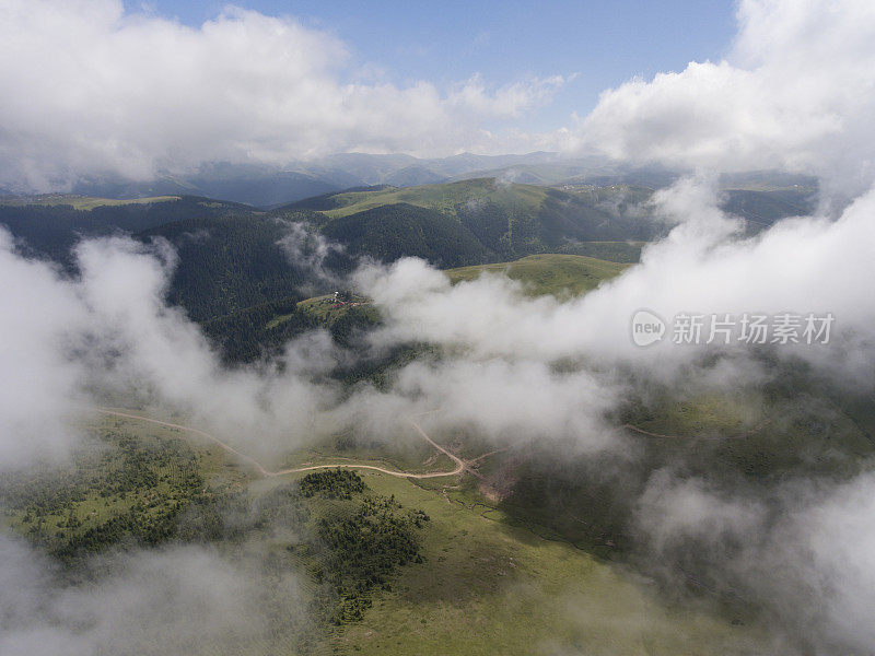 云下山村鸟瞰图