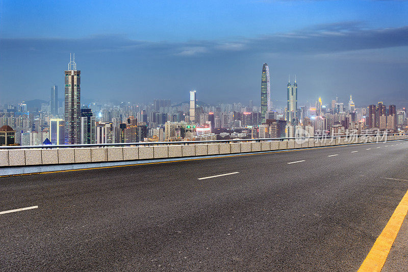 深圳的现代化建筑和高速公路