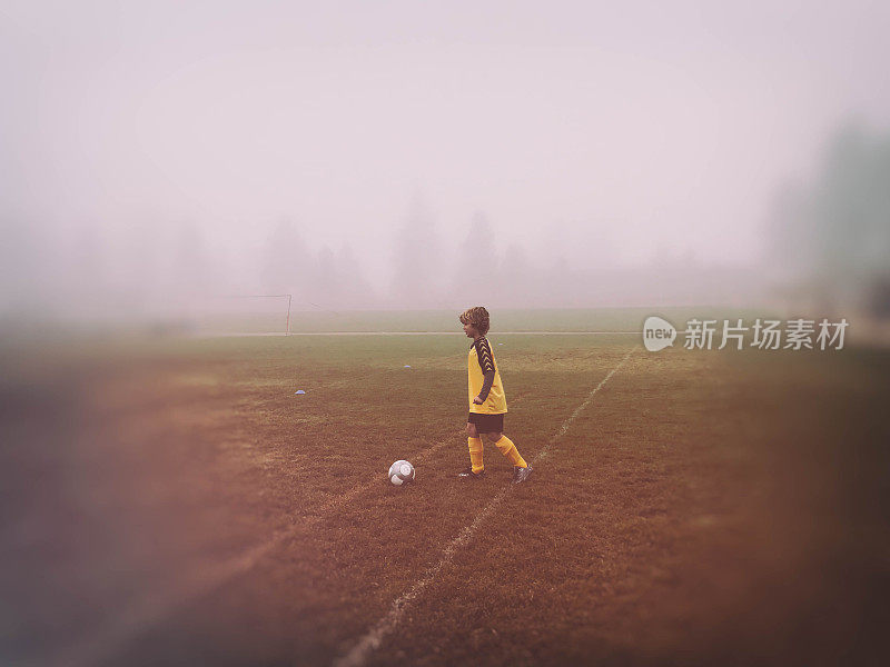 足球在雾中