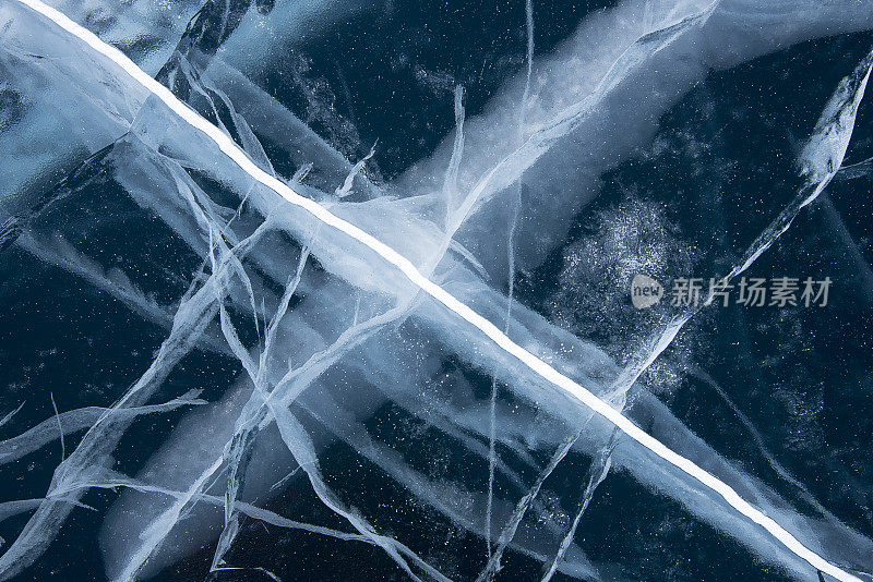 冬季在伊尔库茨克州的西伯利亚俄罗斯冰冻的贝加尔湖的冰细节