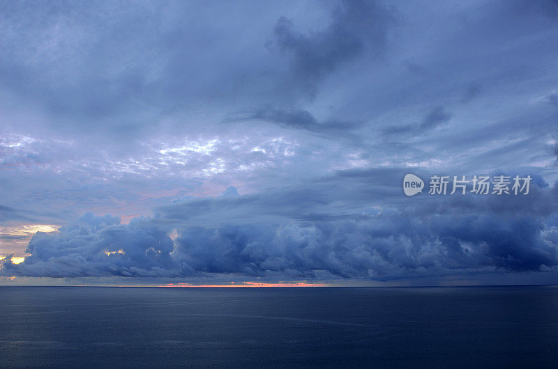 日出时大西洋上空的雷雨