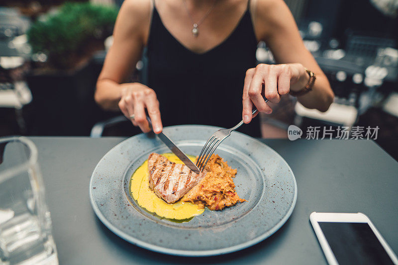 吃美食的女人