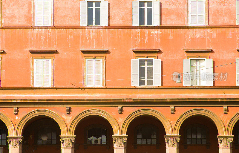 意大利罗马:美丽的橘红色拱门建筑