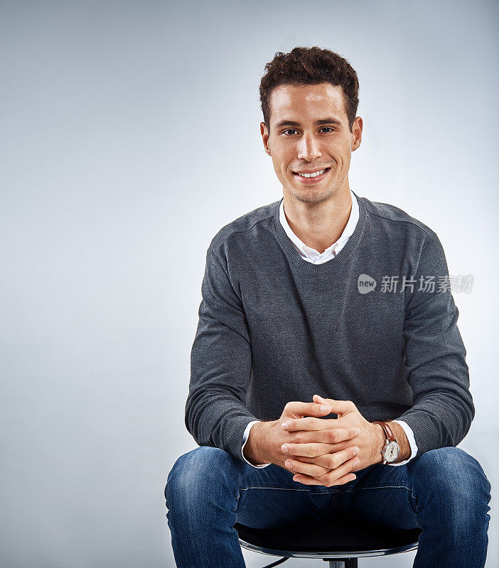 英俊的年轻人满意地微笑着