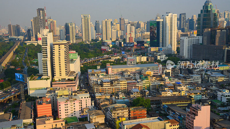 黄昏俯瞰高层建筑的城市商业区全景(泰国曼谷)