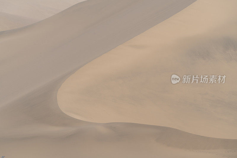 沙漠中的沙山