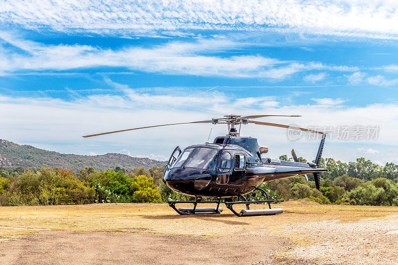 科西嘉岛的直升机和旅游