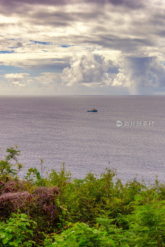 费尔南多·迪诺罗尼亚岛拥有令人惊叹的海景和天空。