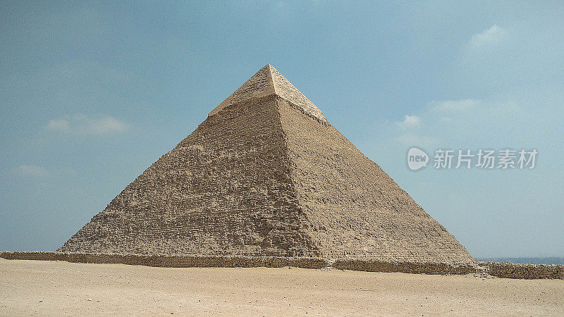 金字塔位于开罗吉萨山谷