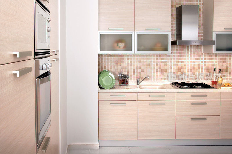 近距离的现代洁净家庭厨房设计