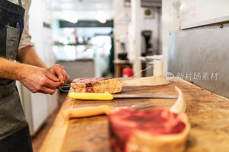 传统英国肉店的食品准备工作。