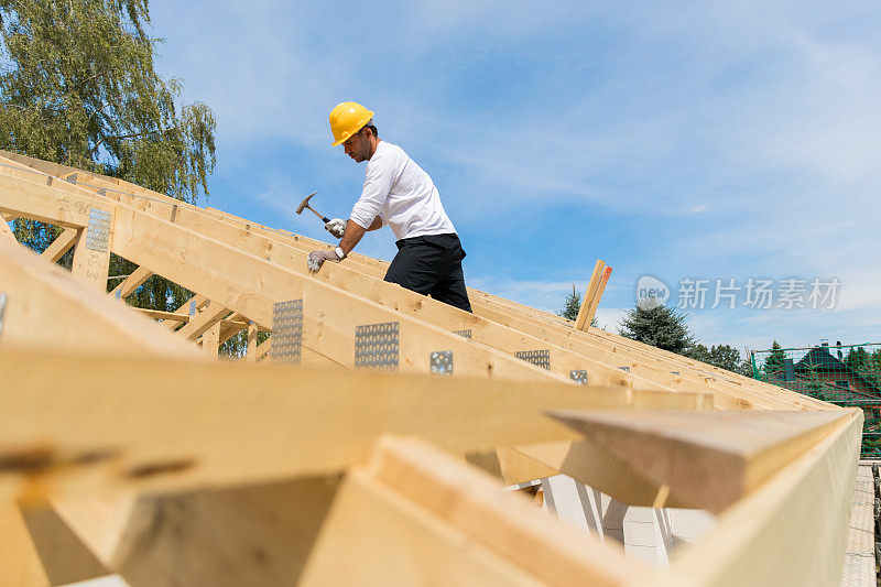 建筑工业。屋顶木匠在屋顶上工作