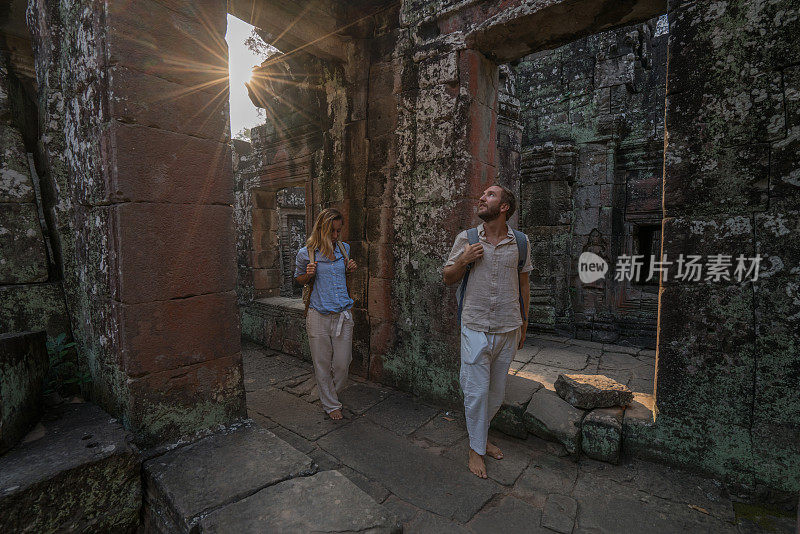 在亚洲，情侣旅游和发现古老的寺庙日落。两个人旅行探索假期在一起的概念