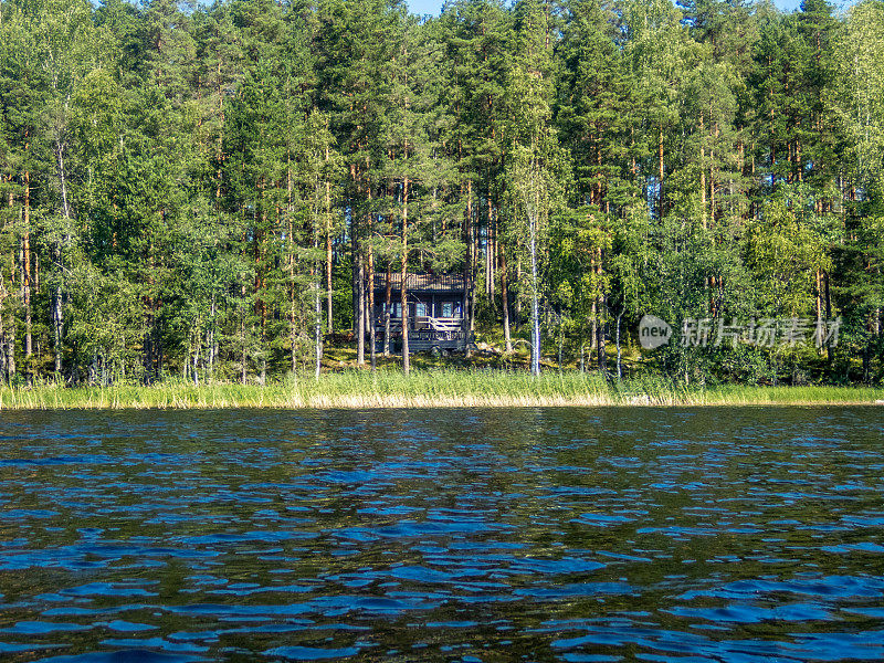 典型的芬兰木制度假小屋，位于芬兰Saimaa湖岸边