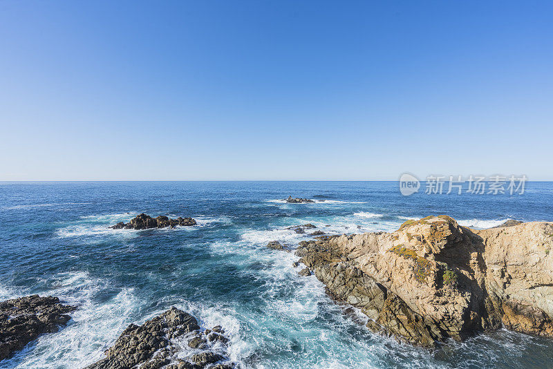 海浪拍打着布满岩石的海岸线