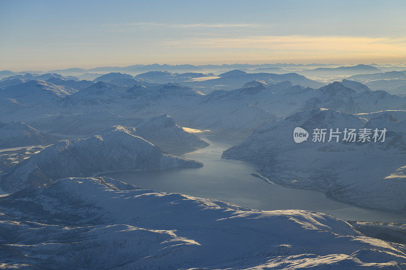 挪威北部冰雪覆盖的冬季景观鸟瞰图