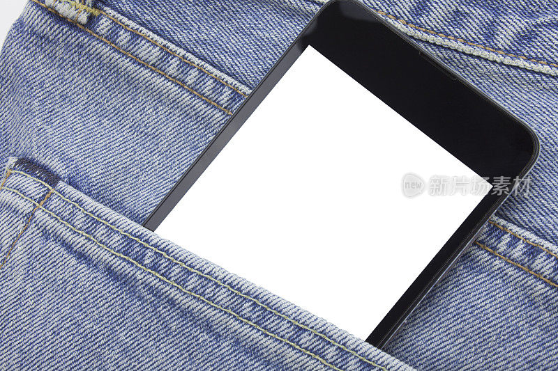 牛仔裤后口袋里放着智能手机。空的设备白屏幕。拷贝手机触摸屏上的空间。把手机放在口袋里。