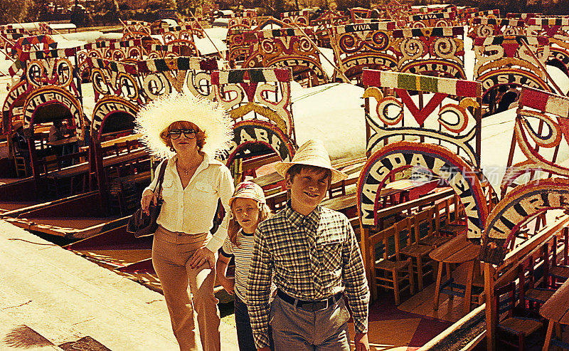 在Xochimilco的复古家庭旅行