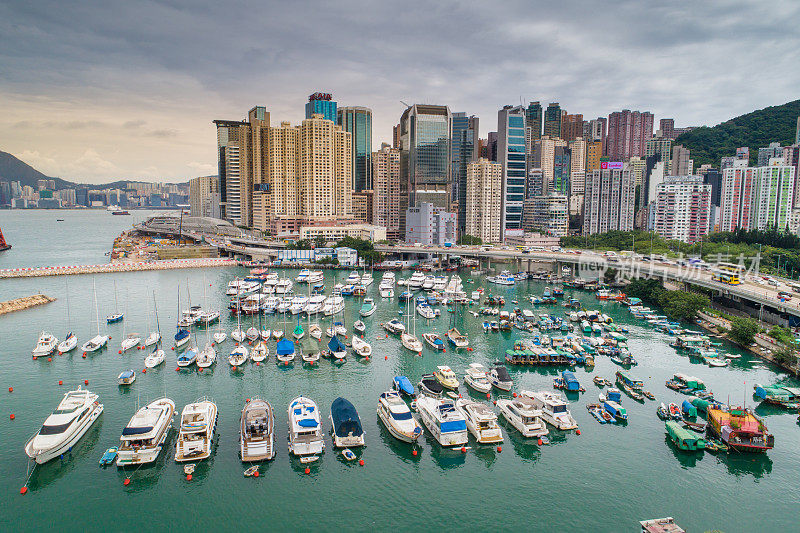 鸟瞰图的香港城市天际线和维多利亚港日落在中国