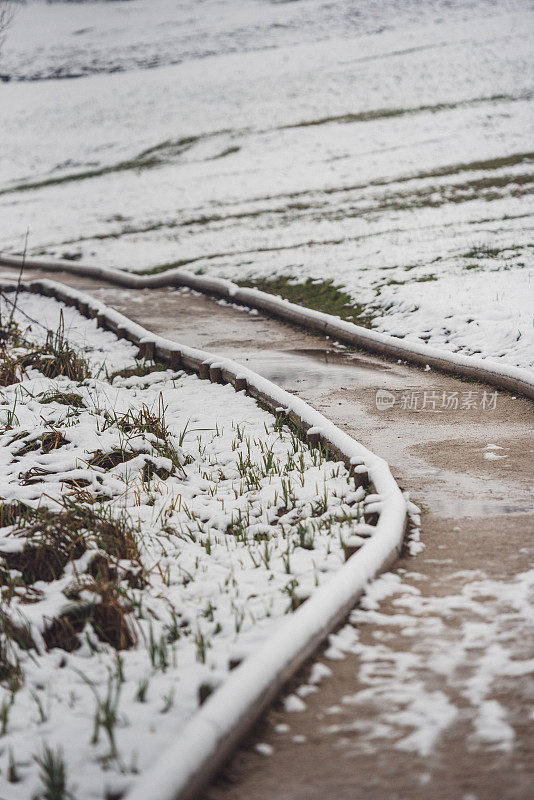 被雪覆盖的人行道