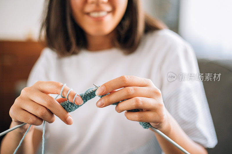 近距离观察女人的手编织