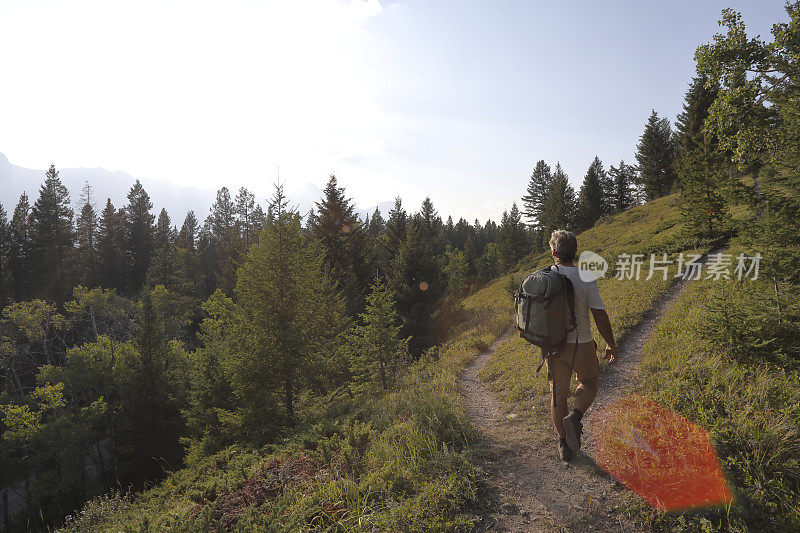 人在山道的十字路口徒步行走