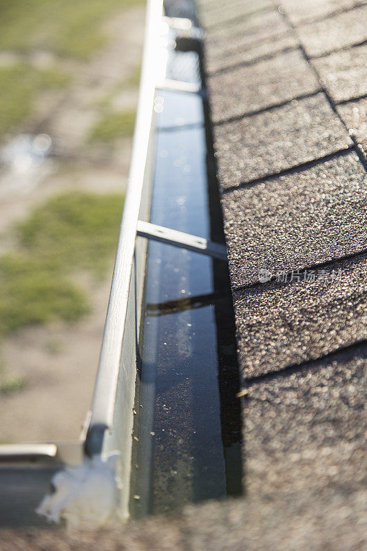 雨水排水沟和屋顶瓦片堵塞