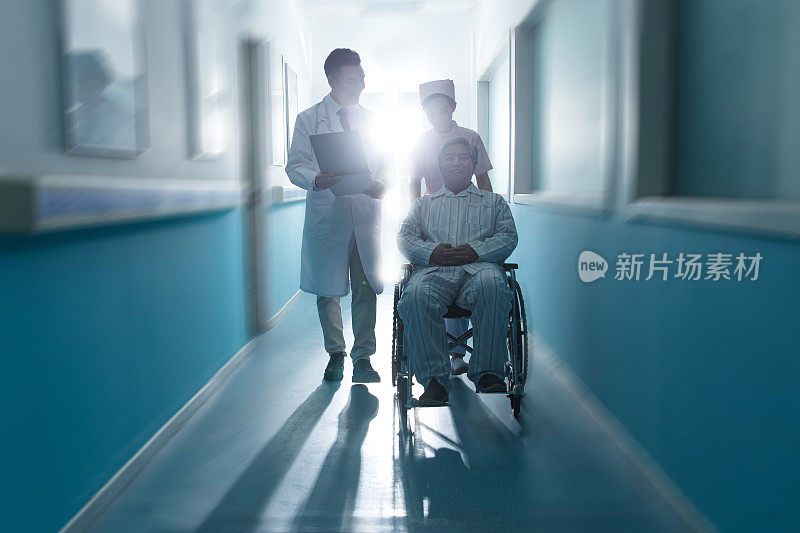 医护工作者和老年男人在医院走廊