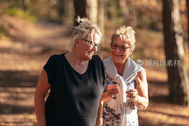 在森林里行走的老年女士们