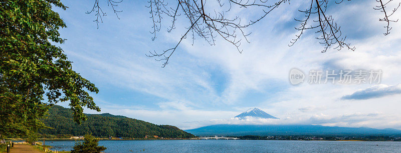 富士山日本火山在夏季的一天与蓝天全景