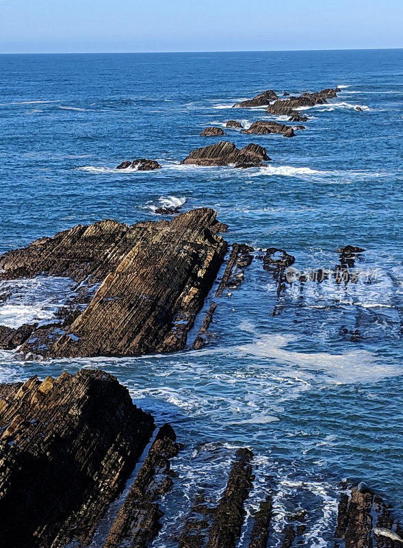 门多西诺县加利福尼亚海岸的岩石海岸线和海浪