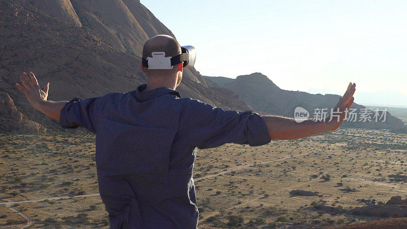 男人打开武器。纳米比亚山脉探索虚拟现实