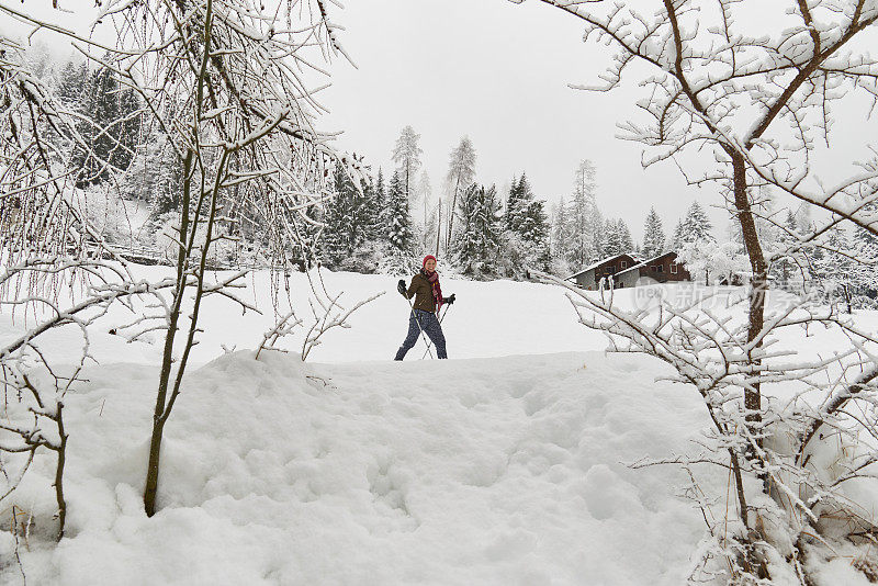 宁静的风景，雪女人在雪中行走