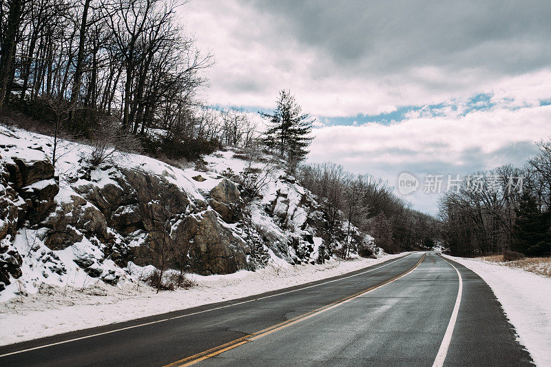 纽约州哈里曼州立公园的雪地道路