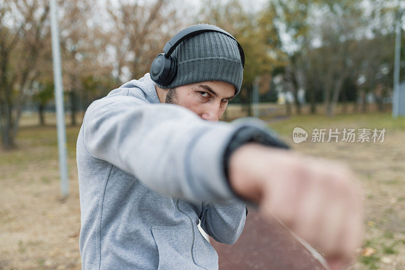 年轻人挥拳