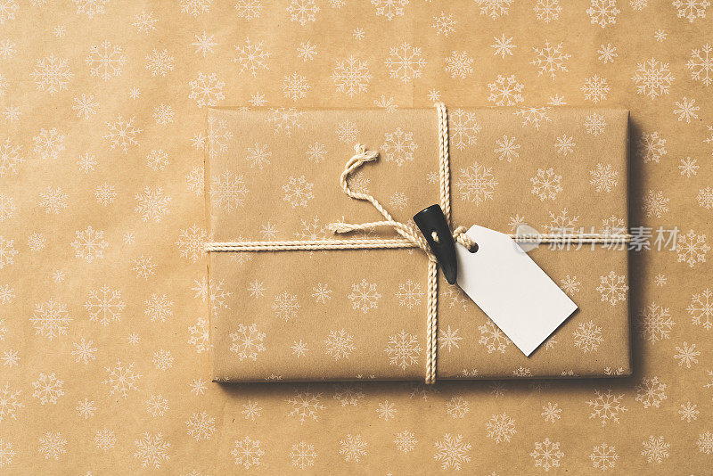 礼物包裹在相同背景的雪花图案纸