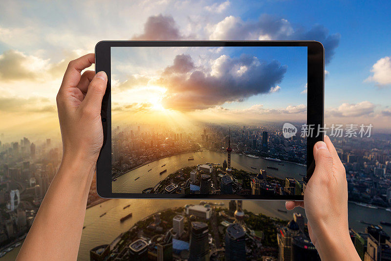 从电子设备的屏幕上看上海的天际线