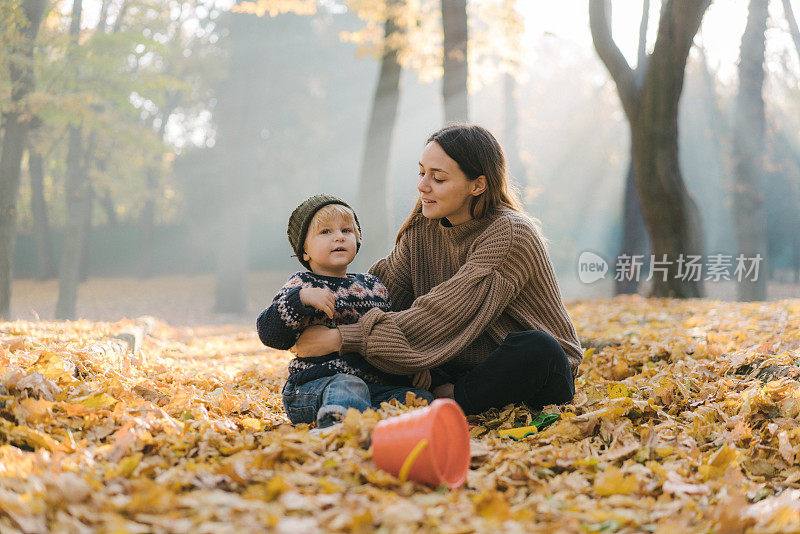 秋天，妈妈和小儿子在公园里玩